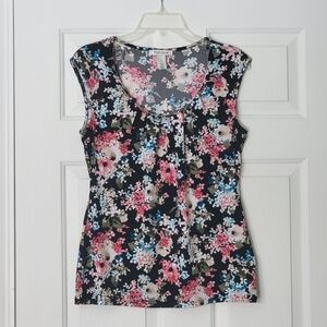 White House Black Market floral sleeveless blouse with gold chain detail size S